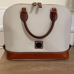 New Dooney and Bourke Handbag
Zip Zip Satchel Dome shape Color: Ecru